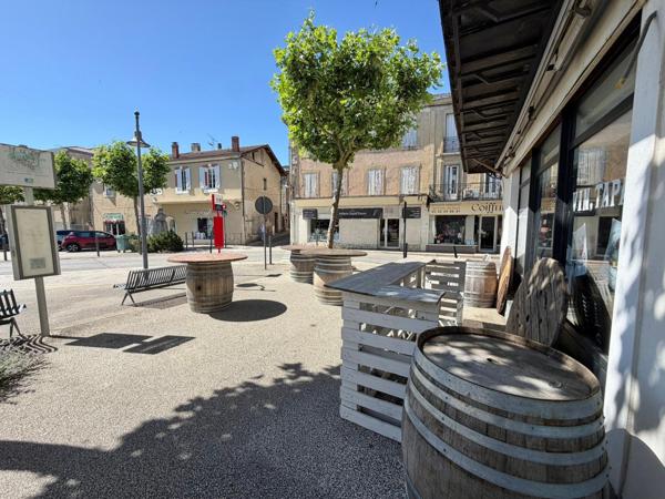 IMMEUBLE AVEC LOCAL COMMERCIAL ET APPARTEMENT