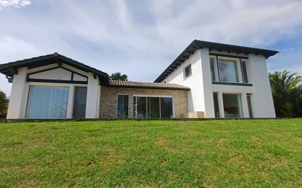 Maison à louer    4 pièces • 195,37 m2 Arbonne