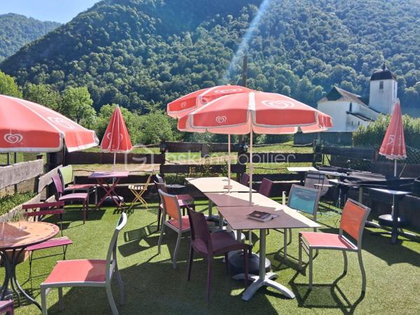 Avis aux amoureux des livres, des rencontres et des projets insolites ! Idéalement située et au sein de l'ambiance chaleureuse de la Légende de Pyrène, cette magnifique roulotte aménagée en Café-Librairie cherche son nouveau gardien pour faire vivre la magie des mots et de la convivialité.

Les Atouts Majeurs du Lieu
Emplacement Stratégique & Ultra-Visible : Située à un carrefour clé, au départ de la route du col de Marie-Blanque et directement sur le tracé du chemin de Saint-Jacques de Compostelle, la roulotte bénéficie d'un passage permanent de randonneurs, pèlerins, cyclistes, motards et locaux.

Activité Saisonnière & Rythme Adapté : Très dynamique durant les beaux jours grâce au flux touristique et aux pèlerins, l'activité offre un rythme plus calme et confidentiel en hiver, idéal pour se ressourcer, préparer la saison ou fidéliser la clientèle locale.

Un fort potentiel d'animations : L'espace est parfait pour faire vibrer le lieu à travers des événements réguliers :
 Conférences dédiées à la transmission du savoir.
 Marché de Noël.
 Ateliers thématiques mêlant art floral (fleurs) et lectures publiques.
  Rencontres littéraires, dédicaces et petits concerts acoustiques.

Charme et Authenticité :Une véritable roulotte en bois au design soigné, offrant une atmosphère cosy, intimiste et hors du temps.

Descriptif de l'Espace
 Espace Librairie  Linéaires en bois brut adaptés pour tous types d'ouvrages (romans, BD, artisanat local).
Coin Café : Comptoir fonctionnel avec rangements, équipé pour le service de boissons chaudes (cafés, thés, vin chaud en hiver) ou gourmandises (crêpes salées, sucrées…).
 Extérieur :Espace propice pour installer une terrasse accueillante aux beaux jours et accueillir les groupes de passage ou les visiteurs lors des animations.

Idéal pour un(e) passionné(e) de littérature, un(e) artisan(e) du lien social, ou un entrepreneur souhaitant reprendre un concept-store culturel, gourmand et vivant, déjà adopté par les locaux !