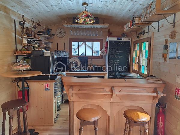 Avis aux amoureux des livres, des rencontres et des projets insolites ! Idéalement située et au sein de l'ambiance chaleureuse de la Légende de Pyrène, cette magnifique roulotte aménagée en Café-Librairie cherche son nouveau gardien pour faire vivre la magie des mots et de la convivialité.

Les Atouts Majeurs du Lieu
Emplacement Stratégique & Ultra-Visible : Située à un carrefour clé, au départ de la route du col de Marie-Blanque et directement sur le tracé du chemin de Saint-Jacques de Compostelle, la roulotte bénéficie d'un passage permanent de randonneurs, pèlerins, cyclistes, motards et locaux.

Activité Saisonnière & Rythme Adapté : Très dynamique durant les beaux jours grâce au flux touristique et aux pèlerins, l'activité offre un rythme plus calme et confidentiel en hiver, idéal pour se ressourcer, préparer la saison ou fidéliser la clientèle locale.

Un fort potentiel d'animations : L'espace est parfait pour faire vibrer le lieu à travers des événements réguliers :
 Conférences dédiées à la transmission du savoir.
 Marché de Noël.
 Ateliers thématiques mêlant art floral (fleurs) et lectures publiques.
  Rencontres littéraires, dédicaces et petits concerts acoustiques.

Charme et Authenticité :Une véritable roulotte en bois au design soigné, offrant une atmosphère cosy, intimiste et hors du temps.

Descriptif de l'Espace
 Espace Librairie  Linéaires en bois brut adaptés pour tous types d'ouvrages (romans, BD, artisanat local).
Coin Café : Comptoir fonctionnel avec rangements, équipé pour le service de boissons chaudes (cafés, thés, vin chaud en hiver) ou gourmandises (crêpes salées, sucrées…).
 Extérieur :Espace propice pour installer une terrasse accueillante aux beaux jours et accueillir les groupes de passage ou les visiteurs lors des animations.

Idéal pour un(e) passionné(e) de littérature, un(e) artisan(e) du lien social, ou un entrepreneur souhaitant reprendre un concept-store culturel, gourmand et vivant, déjà adopté par les locaux !