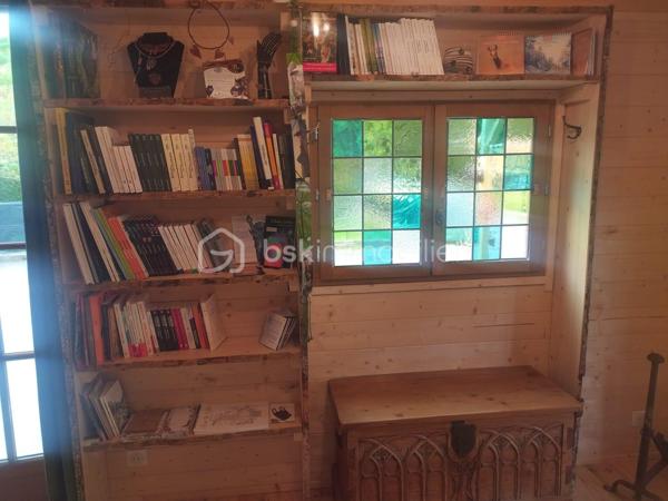Avis aux amoureux des livres, des rencontres et des projets insolites ! Idéalement située et au sein de l'ambiance chaleureuse de la Légende de Pyrène, cette magnifique roulotte aménagée en Café-Librairie cherche son nouveau gardien pour faire vivre la magie des mots et de la convivialité.

Les Atouts Majeurs du Lieu
Emplacement Stratégique & Ultra-Visible : Située à un carrefour clé, au départ de la route du col de Marie-Blanque et directement sur le tracé du chemin de Saint-Jacques de Compostelle, la roulotte bénéficie d'un passage permanent de randonneurs, pèlerins, cyclistes, motards et locaux.

Activité Saisonnière & Rythme Adapté : Très dynamique durant les beaux jours grâce au flux touristique et aux pèlerins, l'activité offre un rythme plus calme et confidentiel en hiver, idéal pour se ressourcer, préparer la saison ou fidéliser la clientèle locale.

Un fort potentiel d'animations : L'espace est parfait pour faire vibrer le lieu à travers des événements réguliers :
 Conférences dédiées à la transmission du savoir.
 Marché de Noël.
 Ateliers thématiques mêlant art floral (fleurs) et lectures publiques.
  Rencontres littéraires, dédicaces et petits concerts acoustiques.

Charme et Authenticité :Une véritable roulotte en bois au design soigné, offrant une atmosphère cosy, intimiste et hors du temps.

Descriptif de l'Espace
 Espace Librairie  Linéaires en bois brut adaptés pour tous types d'ouvrages (romans, BD, artisanat local).
Coin Café : Comptoir fonctionnel avec rangements, équipé pour le service de boissons chaudes (cafés, thés, vin chaud en hiver) ou gourmandises (crêpes salées, sucrées…).
 Extérieur :Espace propice pour installer une terrasse accueillante aux beaux jours et accueillir les groupes de passage ou les visiteurs lors des animations.

Idéal pour un(e) passionné(e) de littérature, un(e) artisan(e) du lien social, ou un entrepreneur souhaitant reprendre un concept-store culturel, gourmand et vivant, déjà adopté par les locaux !