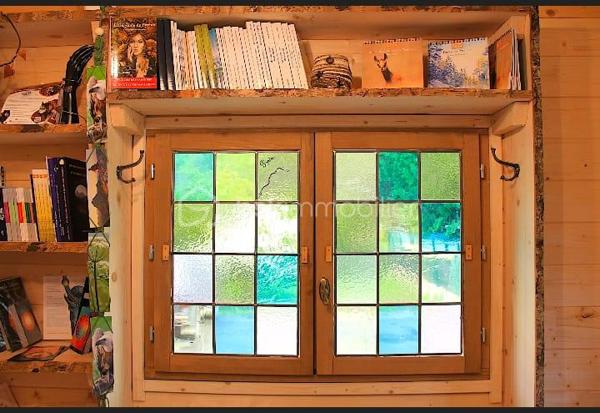 Avis aux amoureux des livres, des rencontres et des projets insolites ! Idéalement située et au sein de l'ambiance chaleureuse de la Légende de Pyrène, cette magnifique roulotte aménagée en Café-Librairie cherche son nouveau gardien pour faire vivre la magie des mots et de la convivialité.

Les Atouts Majeurs du Lieu
Emplacement Stratégique & Ultra-Visible : Située à un carrefour clé, au départ de la route du col de Marie-Blanque et directement sur le tracé du chemin de Saint-Jacques de Compostelle, la roulotte bénéficie d'un passage permanent de randonneurs, pèlerins, cyclistes, motards et locaux.

Activité Saisonnière & Rythme Adapté : Très dynamique durant les beaux jours grâce au flux touristique et aux pèlerins, l'activité offre un rythme plus calme et confidentiel en hiver, idéal pour se ressourcer, préparer la saison ou fidéliser la clientèle locale.

Un fort potentiel d'animations : L'espace est parfait pour faire vibrer le lieu à travers des événements réguliers :
 Conférences dédiées à la transmission du savoir.
 Marché de Noël.
 Ateliers thématiques mêlant art floral (fleurs) et lectures publiques.
  Rencontres littéraires, dédicaces et petits concerts acoustiques.

Charme et Authenticité :Une véritable roulotte en bois au design soigné, offrant une atmosphère cosy, intimiste et hors du temps.

Descriptif de l'Espace
 Espace Librairie  Linéaires en bois brut adaptés pour tous types d'ouvrages (romans, BD, artisanat local).
Coin Café : Comptoir fonctionnel avec rangements, équipé pour le service de boissons chaudes (cafés, thés, vin chaud en hiver) ou gourmandises (crêpes salées, sucrées…).
 Extérieur :Espace propice pour installer une terrasse accueillante aux beaux jours et accueillir les groupes de passage ou les visiteurs lors des animations.

Idéal pour un(e) passionné(e) de littérature, un(e) artisan(e) du lien social, ou un entrepreneur souhaitant reprendre un concept-store culturel, gourmand et vivant, déjà adopté par les locaux !