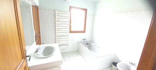 Maison néo-bretonne. Vue mer. Cinq chambres. Terrain de plus de 4000m2.