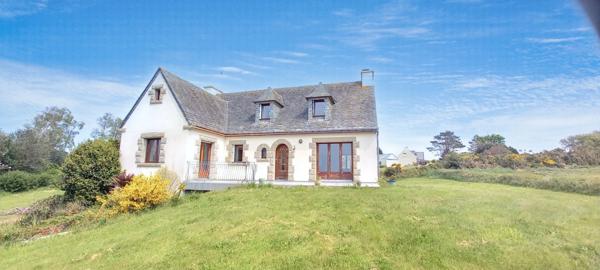 Maison néo-bretonne. Vue mer. Cinq chambres. Terrain de plus de 4000m2.