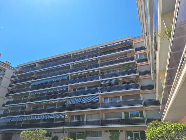 Charmant appartement T2 de 44 m² idéalement situé dans la résidence recherchée de La Tour d'Aygosi à Aix-en-Provence.