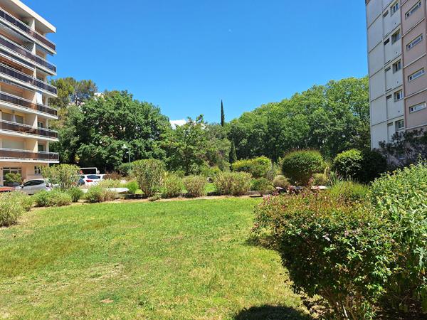 Charmant appartement T2 de 44 m² idéalement situé dans la résidence recherchée de La Tour d'Aygosi à Aix-en-Provence.