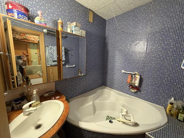 Charmant appartement T2 de 44 m² idéalement situé dans la résidence recherchée de La Tour d'Aygosi à Aix-en-Provence.