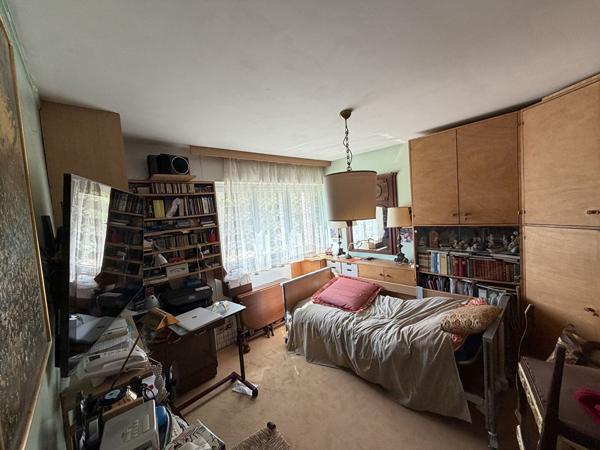 Charmant appartement T2 de 44 m² idéalement situé dans la résidence recherchée de La Tour d'Aygosi à Aix-en-Provence.
