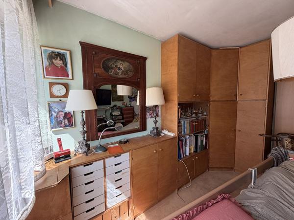 Charmant appartement T2 de 44 m² idéalement situé dans la résidence recherchée de La Tour d'Aygosi à Aix-en-Provence.
