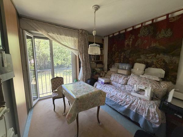 Charmant appartement T2 de 44 m² idéalement situé dans la résidence recherchée de La Tour d'Aygosi à Aix-en-Provence.