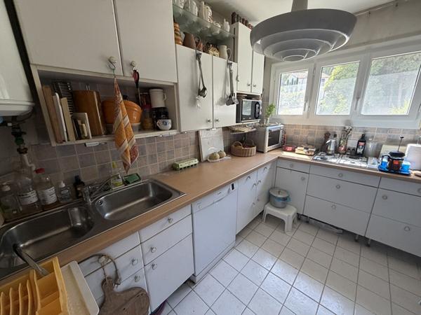 Charmant appartement T2 de 44 m² idéalement situé dans la résidence recherchée de La Tour d'Aygosi à Aix-en-Provence.