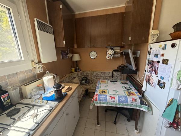 Charmant appartement T2 de 44 m² idéalement situé dans la résidence recherchée de La Tour d'Aygosi à Aix-en-Provence.