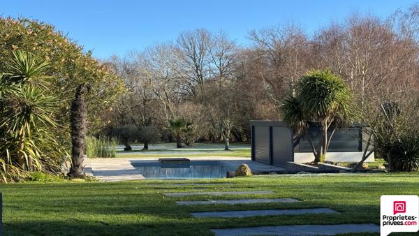 Maison d'architecte de plain-pied à Salleboeuf - 11 pièces - 354 m2 - 7112 m2 de terrain - Double garage - Piscine - 2 dépendances - Aire de stationnement