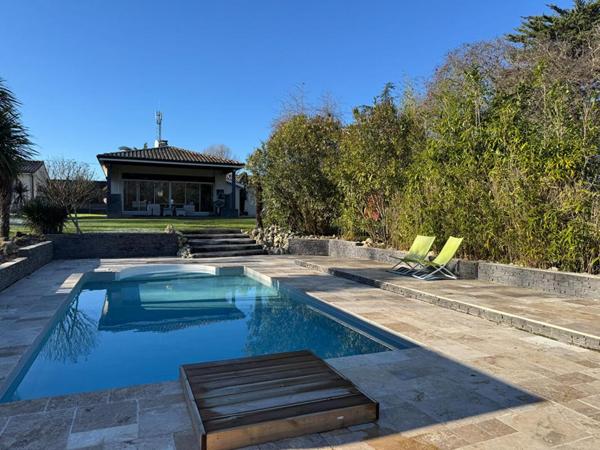 Maison d'architecte de plain-pied à Salleboeuf - 11 pièces - 354 m2 - 7112 m2 de terrain - Double garage - Piscine - 2 dépendances - Aire de stationnement