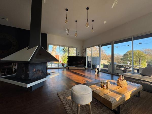 Maison d'architecte de plain-pied à Salleboeuf - 11 pièces - 354 m2 - 7112 m2 de terrain - Double garage - Piscine - 2 dépendances - Aire de stationnement