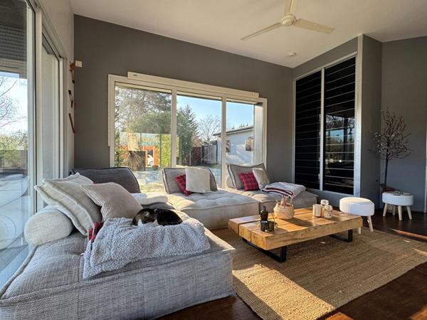 Maison d'architecte de plain-pied à Salleboeuf - 11 pièces - 354 m2 - 7112 m2 de terrain - Double garage - Piscine - 2 dépendances - Aire de stationnement