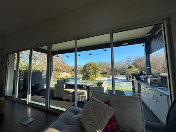 Maison d'architecte de plain-pied à Salleboeuf - 11 pièces - 354 m2 - 7112 m2 de terrain - Double garage - Piscine - 2 dépendances - Aire de stationnement