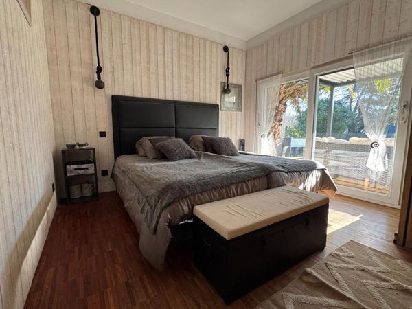 Maison d'architecte de plain-pied à Salleboeuf - 11 pièces - 354 m2 - 7112 m2 de terrain - Double garage - Piscine - 2 dépendances - Aire de stationnement