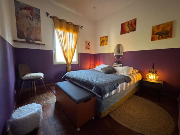 Maison d'architecte de plain-pied à Salleboeuf - 11 pièces - 354 m2 - 7112 m2 de terrain - Double garage - Piscine - 2 dépendances - Aire de stationnement