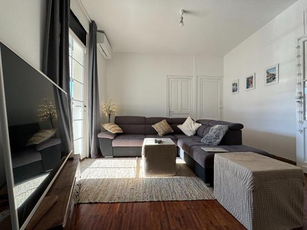 Maison d'architecte de plain-pied à Salleboeuf - 11 pièces - 354 m2 - 7112 m2 de terrain - Double garage - Piscine - 2 dépendances - Aire de stationnement