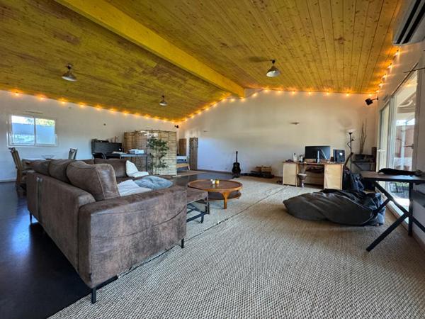 Maison d'architecte de plain-pied à Salleboeuf - 11 pièces - 354 m2 - 7112 m2 de terrain - Double garage - Piscine - 2 dépendances - Aire de stationnement