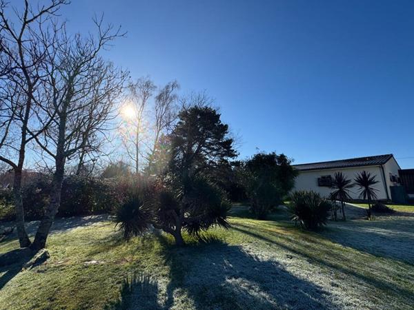 Maison d'architecte de plain-pied à Salleboeuf - 11 pièces - 354 m2 - 7112 m2 de terrain - Double garage - Piscine - 2 dépendances - Aire de stationnement