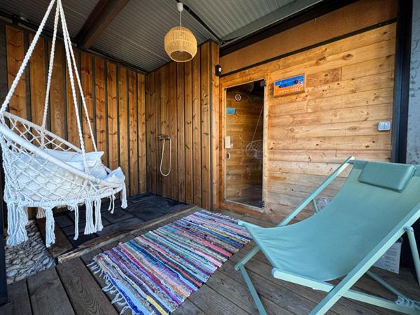 Maison d'architecte de plain-pied à Salleboeuf - 11 pièces - 354 m2 - 7112 m2 de terrain - Double garage - Piscine - 2 dépendances - Aire de stationnement