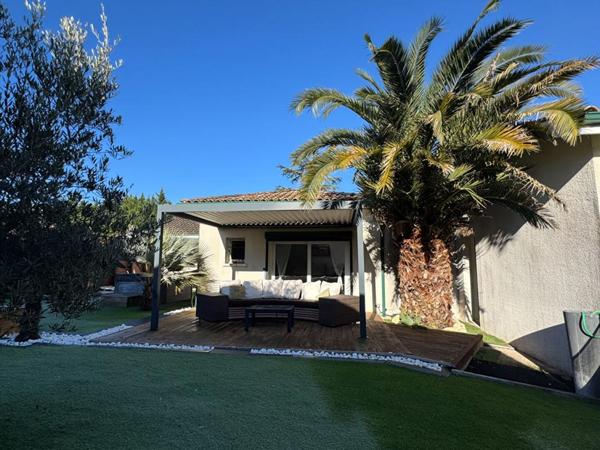 Maison d'architecte de plain-pied à Salleboeuf - 11 pièces - 354 m2 - 7112 m2 de terrain - Double garage - Piscine - 2 dépendances - Aire de stationnement