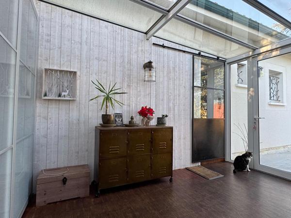 Maison d'architecte de plain-pied à Salleboeuf - 11 pièces - 354 m2 - 7112 m2 de terrain - Double garage - Piscine - 2 dépendances - Aire de stationnement