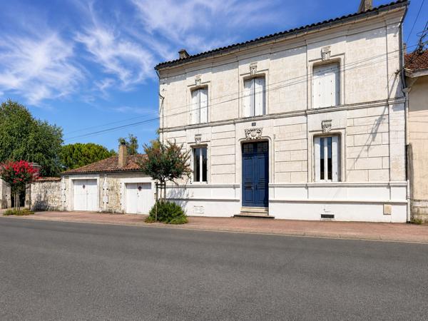 JARNAC Elégante maison de maître avec garage et belle parcelle de jardin.