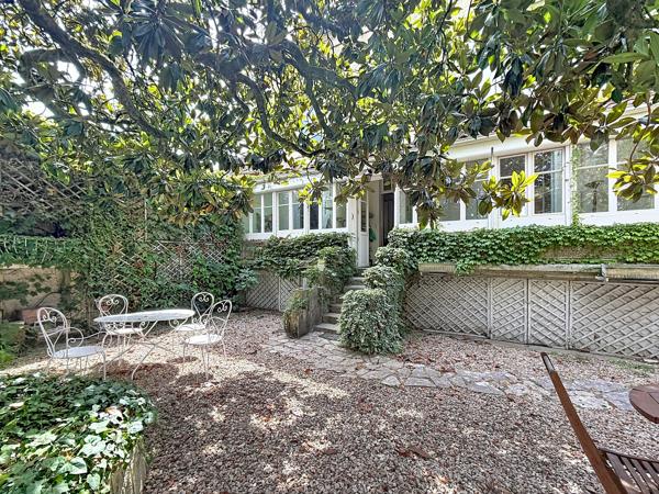 JARNAC Elégante maison de maître avec garage et belle parcelle de jardin.