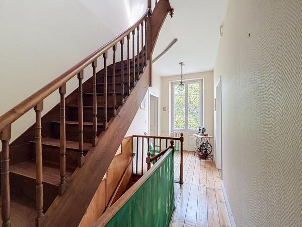 JARNAC Elégante maison de maître avec garage et belle parcelle de jardin.