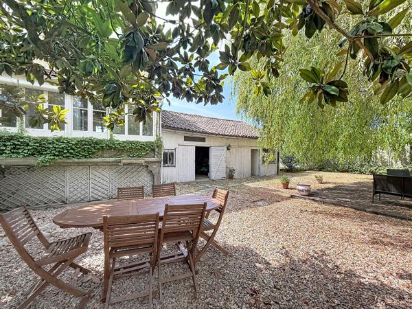 JARNAC Elégante maison de maître avec garage et belle parcelle de jardin.