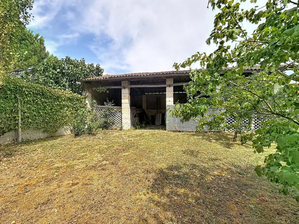 JARNAC Elégante maison de maître avec garage et belle parcelle de jardin.