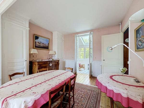 JARNAC Elégante maison de maître avec garage et belle parcelle de jardin.