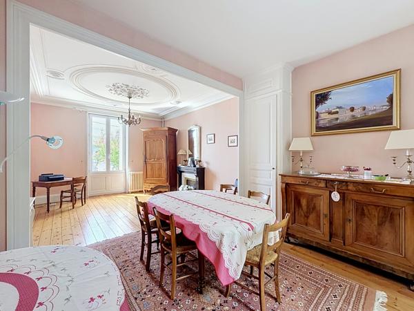 JARNAC Elégante maison de maître avec garage et belle parcelle de jardin.