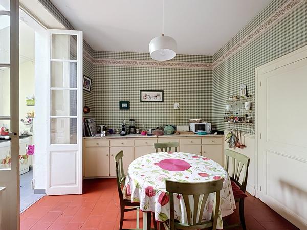 JARNAC Elégante maison de maître avec garage et belle parcelle de jardin.