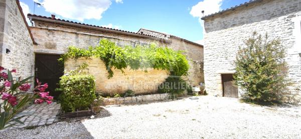 25 MINUTES NORD ANGOULEME - MAISON EN PIERRES AVEC LOGEMENT INDÉPENDANT, DÉPENDANCES ET CAVES