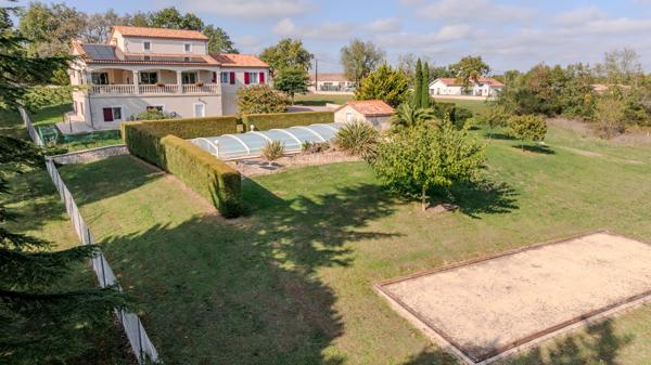 Belle maison familiale à la campagne avec piscine et grand jardin