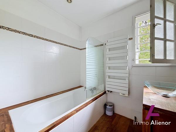 Maison individuelle avec piscine au calme sans vis à vis