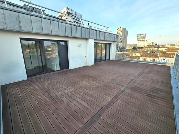 APPARTEMENT LUMINEUX AVEC VASTE TERRASSE