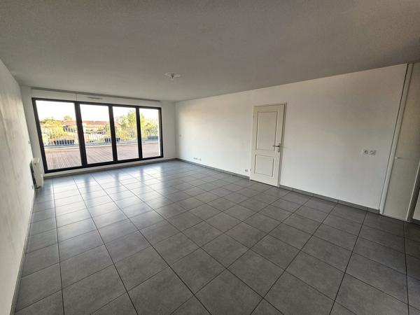 APPARTEMENT LUMINEUX AVEC VASTE TERRASSE