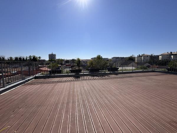 APPARTEMENT LUMINEUX AVEC VASTE TERRASSE