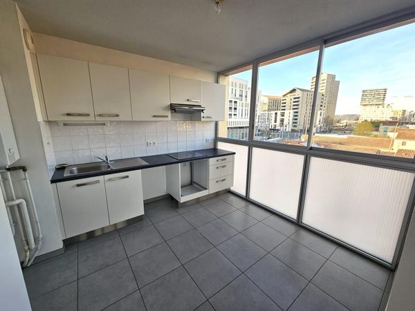 APPARTEMENT LUMINEUX AVEC VASTE TERRASSE