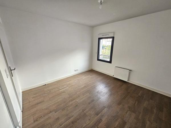 APPARTEMENT LUMINEUX AVEC VASTE TERRASSE