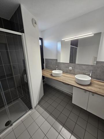 APPARTEMENT LUMINEUX AVEC VASTE TERRASSE