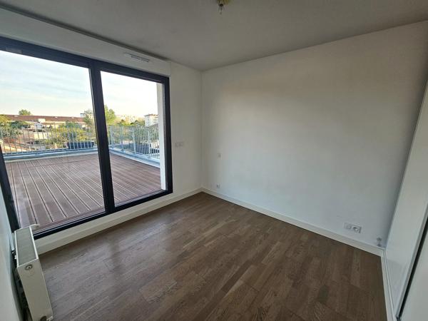 APPARTEMENT LUMINEUX AVEC VASTE TERRASSE