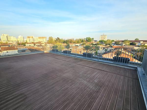 APPARTEMENT LUMINEUX AVEC VASTE TERRASSE