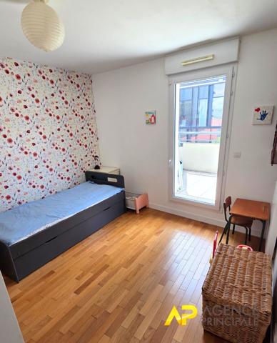 Appartement 3 pièces lumineux au dernier étage à La Garenne-Colombes 632 000 € **  - Référence  1381