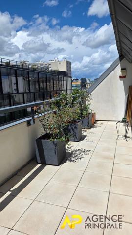 Appartement 3 pièces lumineux au dernier étage à La Garenne-Colombes 632 000 € **  - Référence  1381